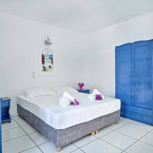 Cozy 2-bedroom family apartment in Ambelas Paros - master bedroom