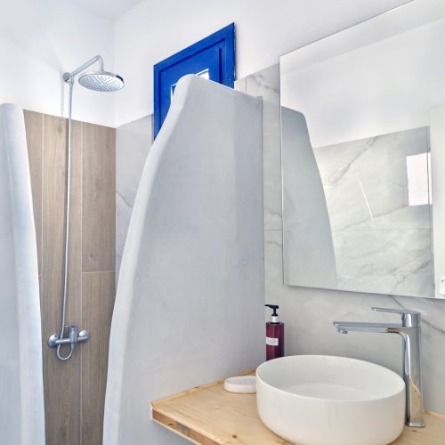 Cozy family apartment in Ambelas Paros - bathroom with natural light