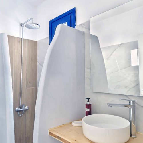 Cozy family apartment in Ambelas Paros - bathroom with natural light