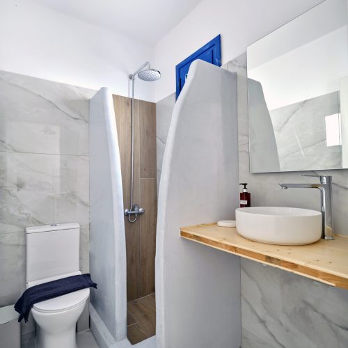 Cozy family apartment Ambelas Paros - modern bathroom with shower