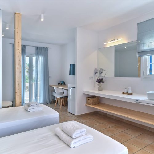 White & Blue room with double bed and natural light in Ambelas, Paros