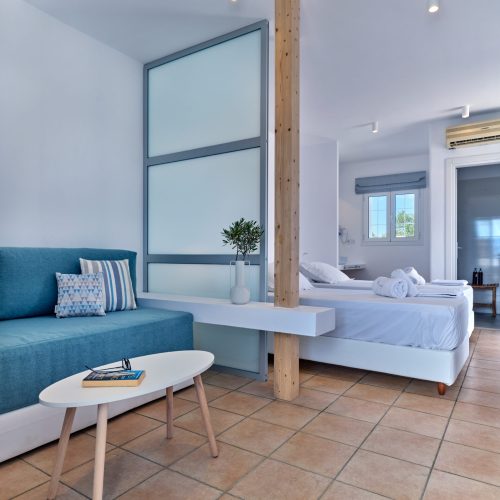 White & Blue room cozy sitting area near the bedroom in Ambelas, Paros