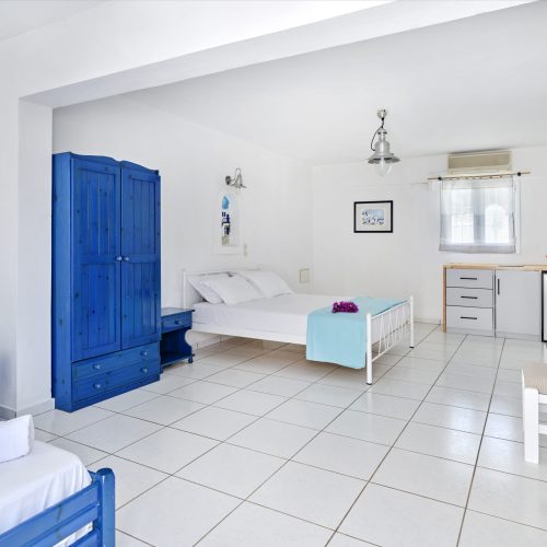 Bright White & Blue Room with two beds and open-plan layout - family accommodation in Ambelas Paros